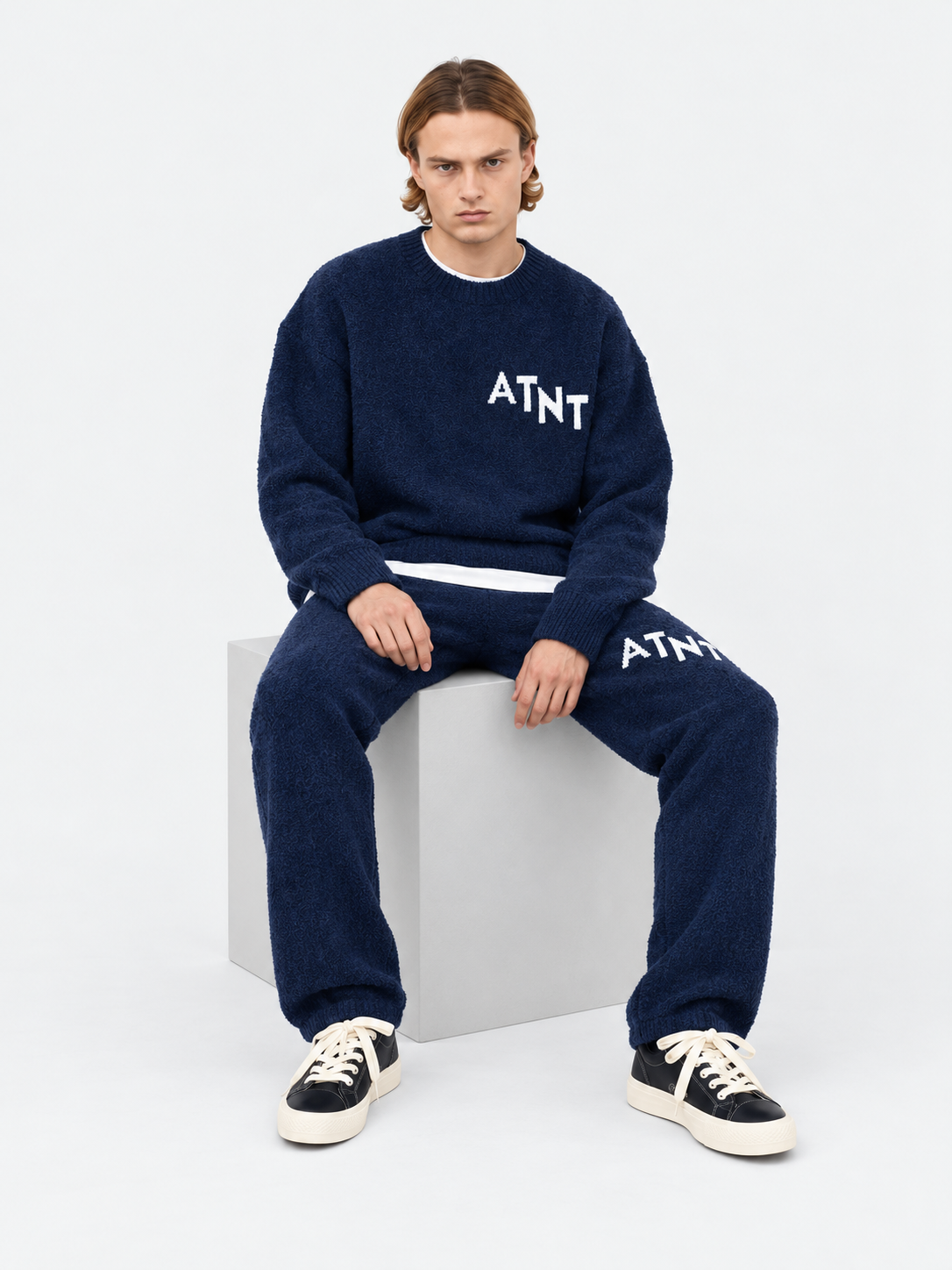 ATNT Tracksuits studio : Jogging Oversize Navy Effet Cachemire, vue assise sur fond gris clair