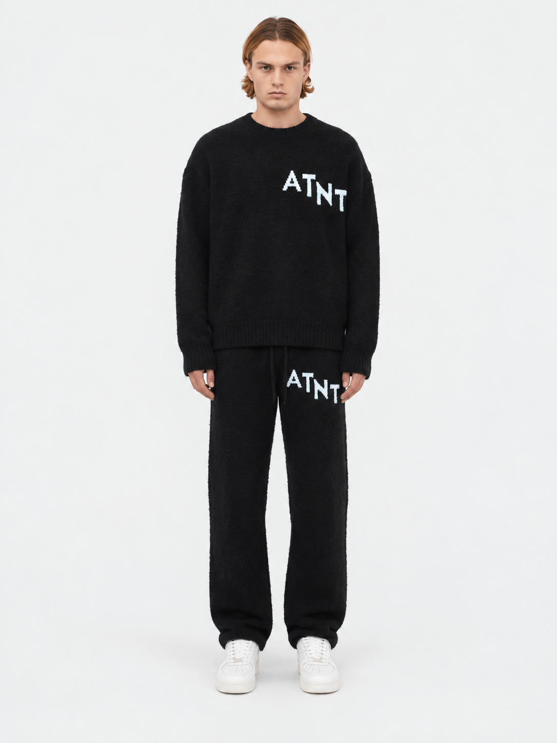 ATNT Tracksuits studio : Jogging Oversize Noir Effet Cachemire, vue de face sur fond gris clair