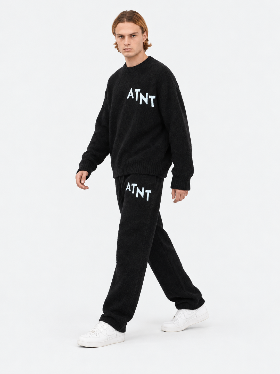 ATNT Tracksuits studio : Pull Oversize Noir Effet Cachemire, vue en mouvement sur fond gris clair