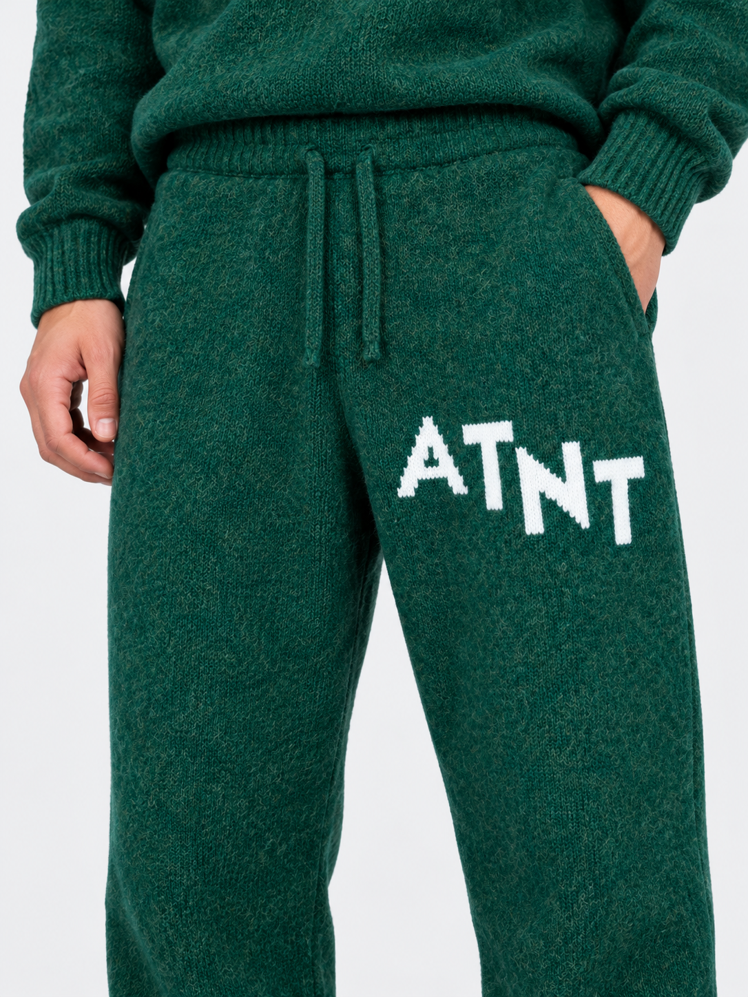 ATNT Tracksuits studio : Jogging Oversize Vert Effet Cachemire, détail de la matière sur fond gris clair