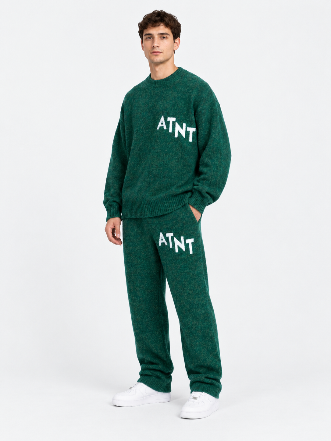 ATNT Tracksuits studio : Jogging Oversize Vert Effet Cachemire, vue de trois quarts sur fond gris clair