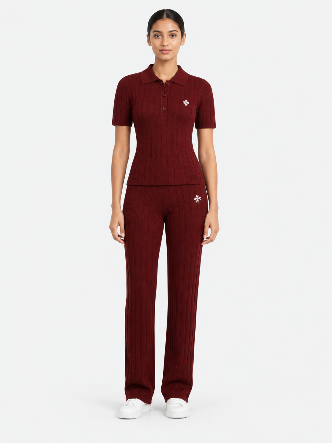 ATNT Tracksuits studio : Polo Maille Côtelée – ATNT Signature Bordeaux, vue de face sur fond gris clair