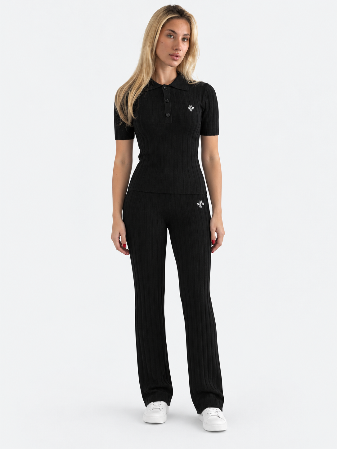 ATNT Tracksuits studio : Polo Maille Côtelée ATNT Signature Noir, vue de face sur fond gris clair