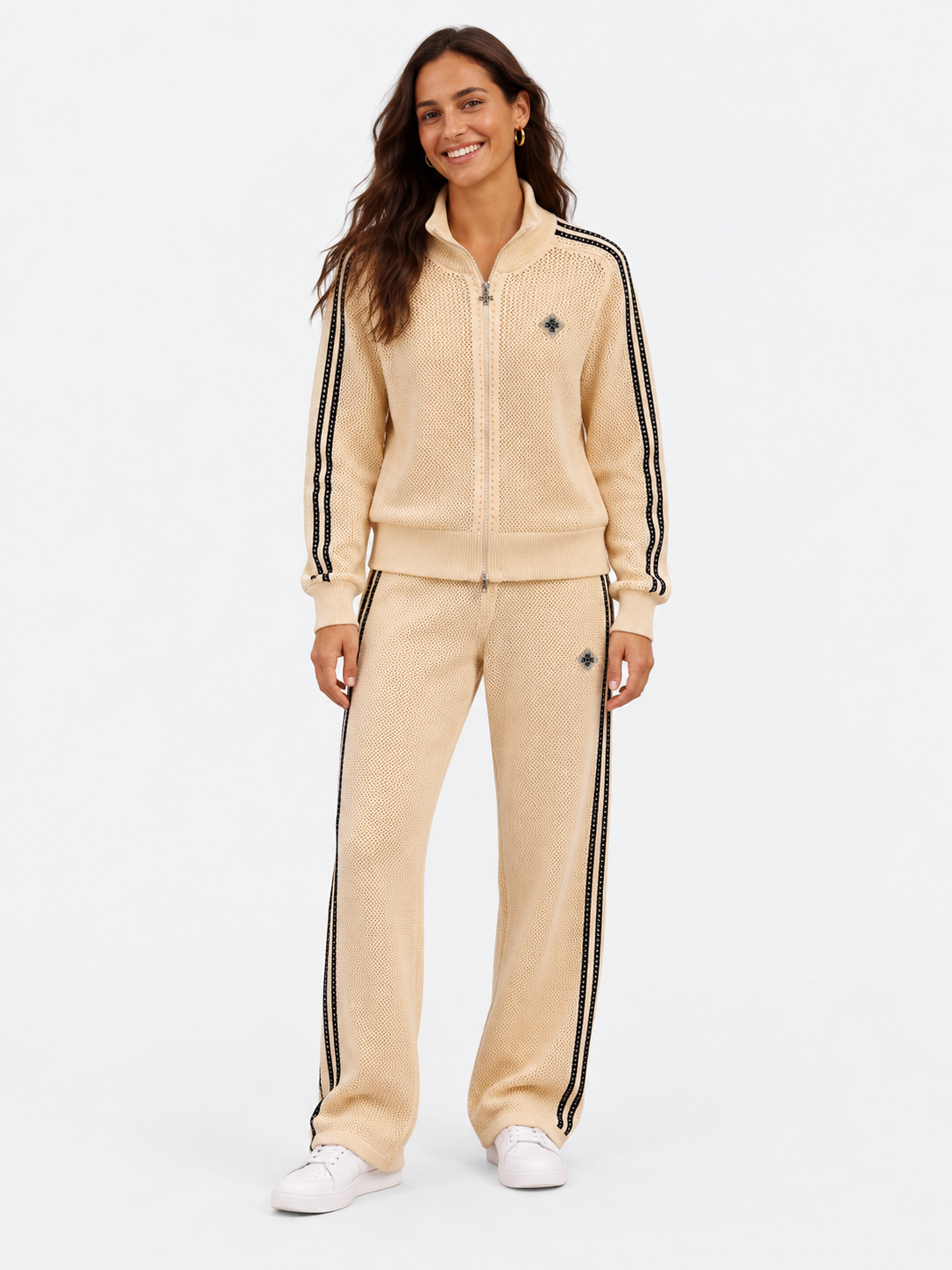ATNT Tracksuits studio : Veste de Survêtement Signature Beige - Crochet, vue de face sur fond gris clair