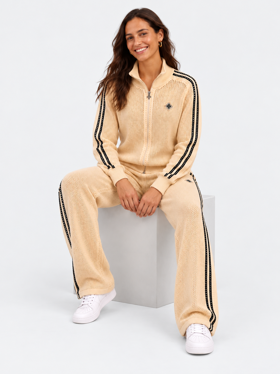 ATNT Tracksuits studio : Ensemble de Survêtement Signature Beige - Crochet, vue assise sur fond gris clair