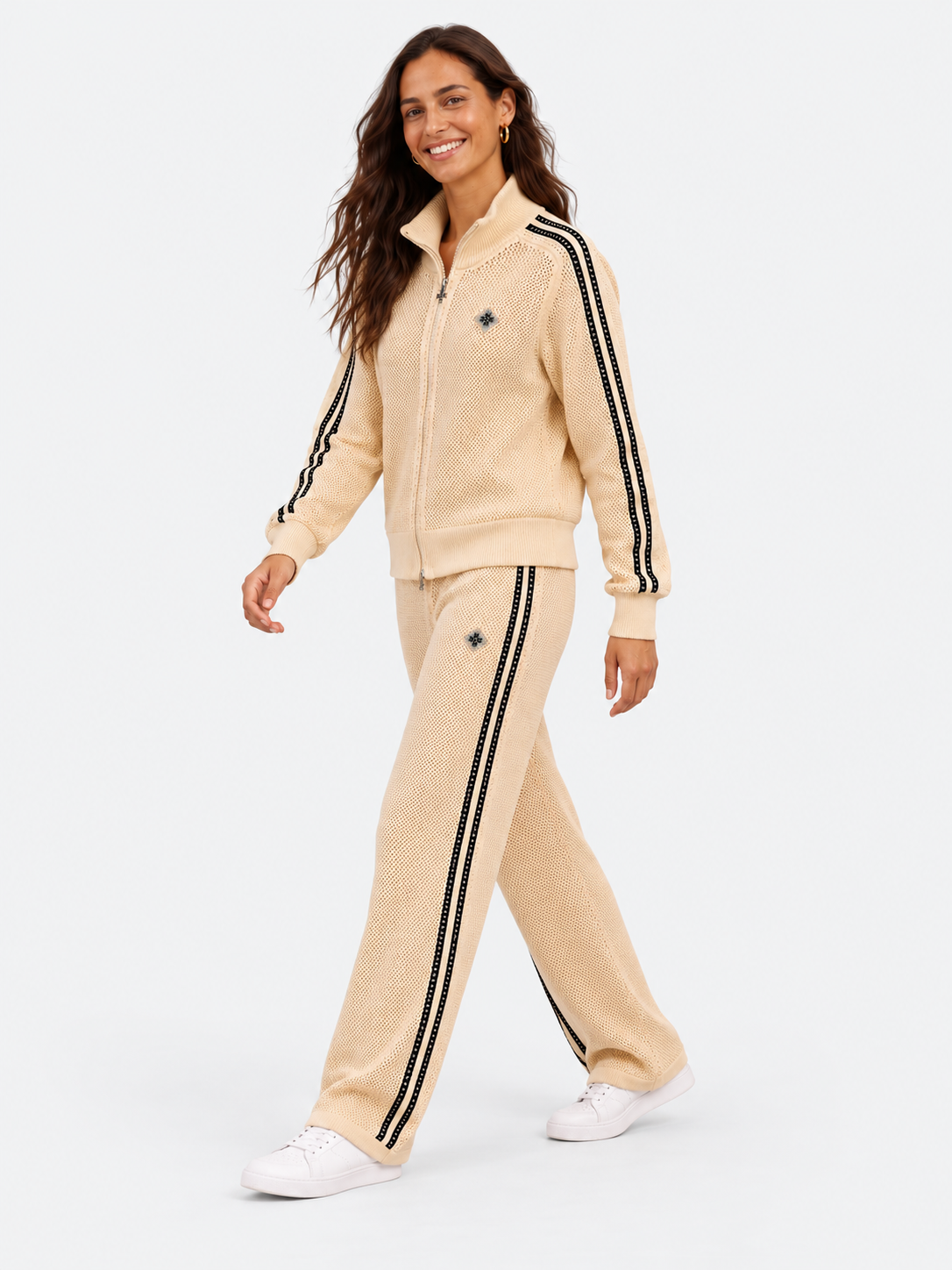 ATNT Tracksuits studio : Pantalon de Survêtement Signature Beige  – Détail Crochet, vue en mouvement sur fond gris clair