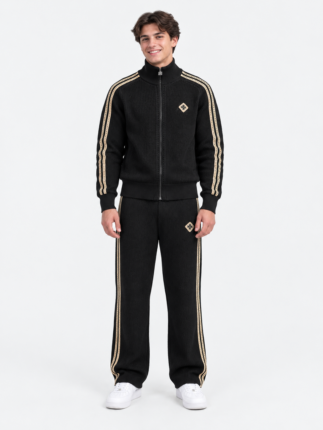 ATNT Tracksuits studio : Ensemble de Survêtement Signature Noir - Crochet, vue de face sur fond gris clair