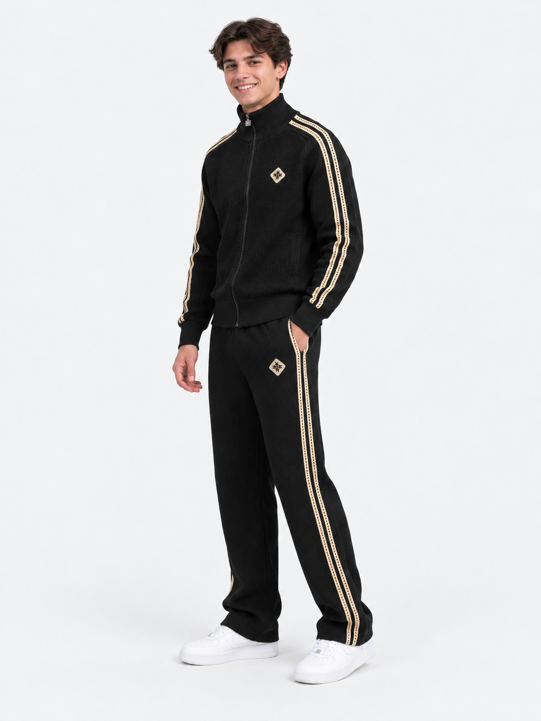ATNT Tracksuits studio : Pantalon de Survêtement Signature Noir  – Détail Crochet, vue de trois quarts sur fond gris clair