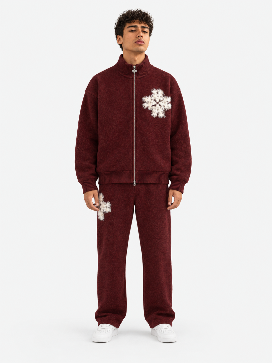 ATNT Tracksuits studio : Sweat zippé en maille fluffy monogramme signature bordeaux, vue de face sur fond gris clair