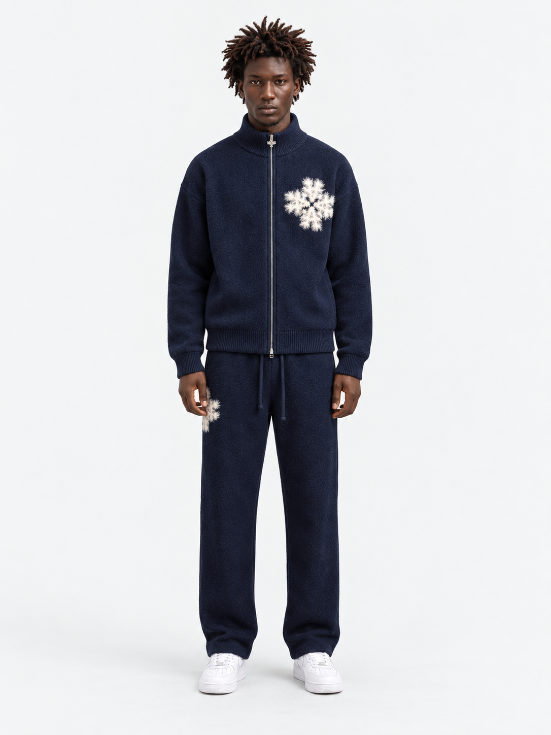 ATNT Tracksuits studio : Pantalon de jogging en maille fluffy monogramme signature navy, vue de face sur fond gris clair