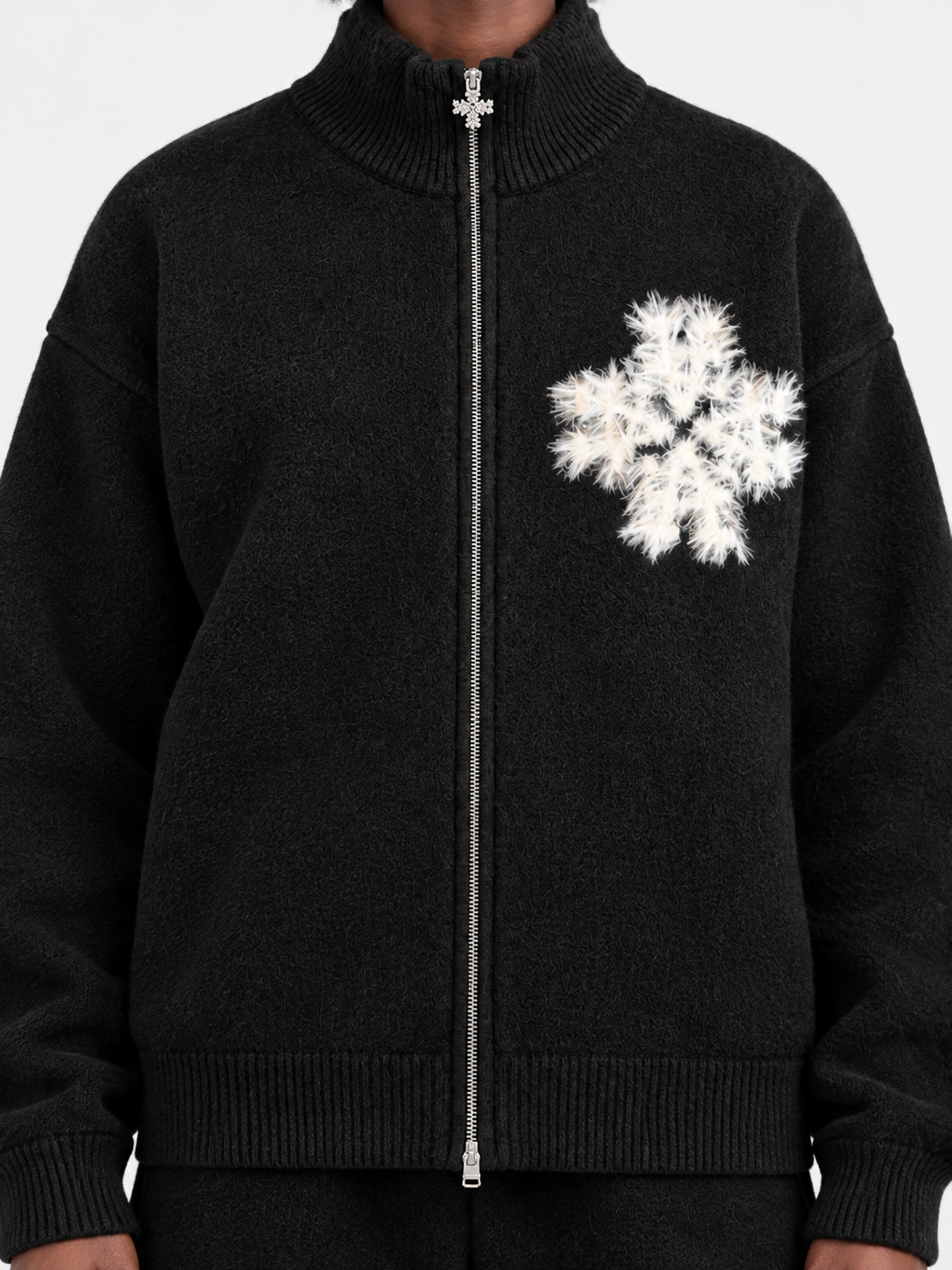 ATNT Tracksuits studio : Sweat zippé en maille fluffy monogramme signature noir, détail de la matière sur fond gris clair
