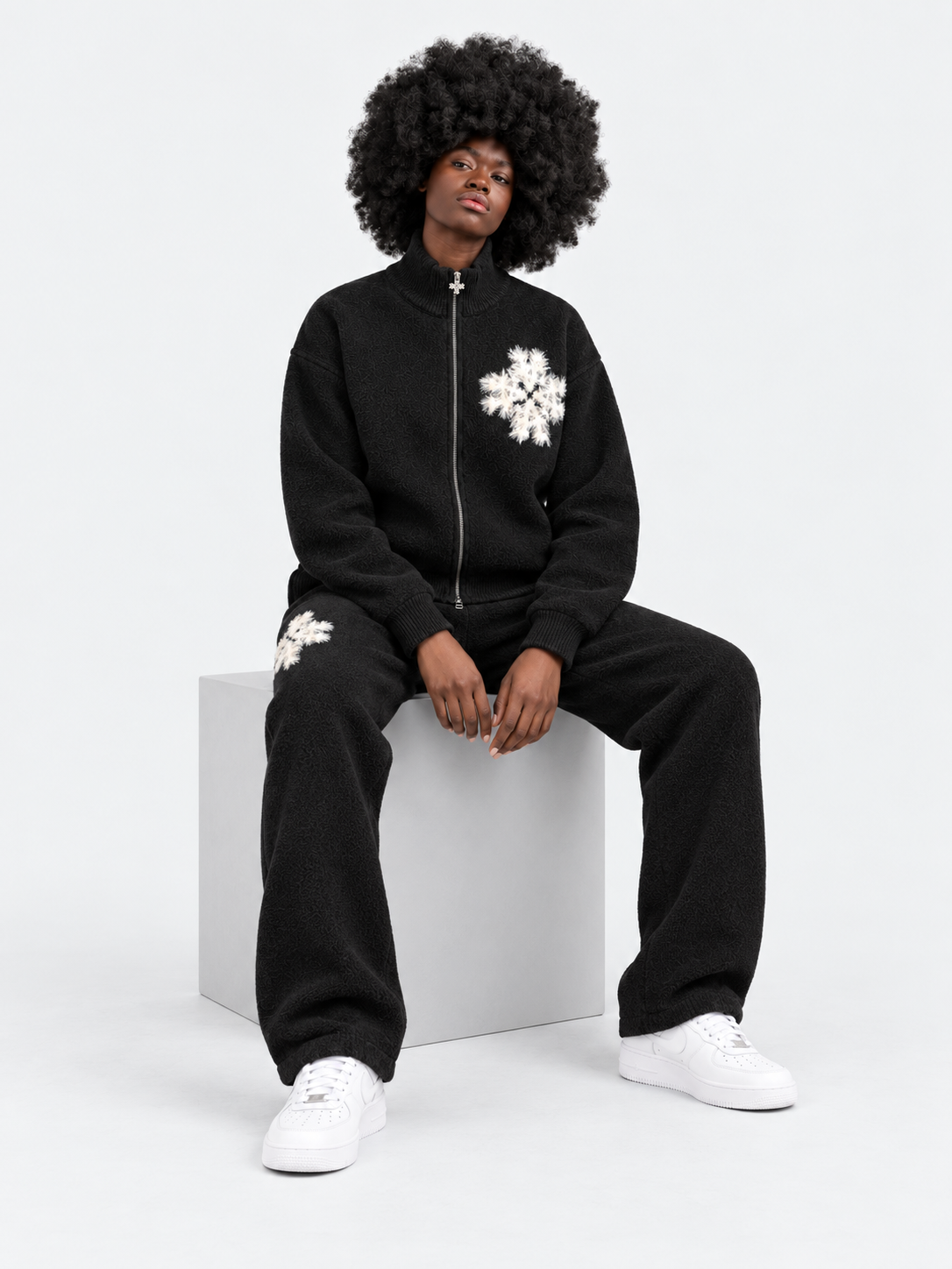 ATNT Tracksuits studio : Sweat zippé en maille fluffy monogramme signature noir, vue assise sur fond gris clair