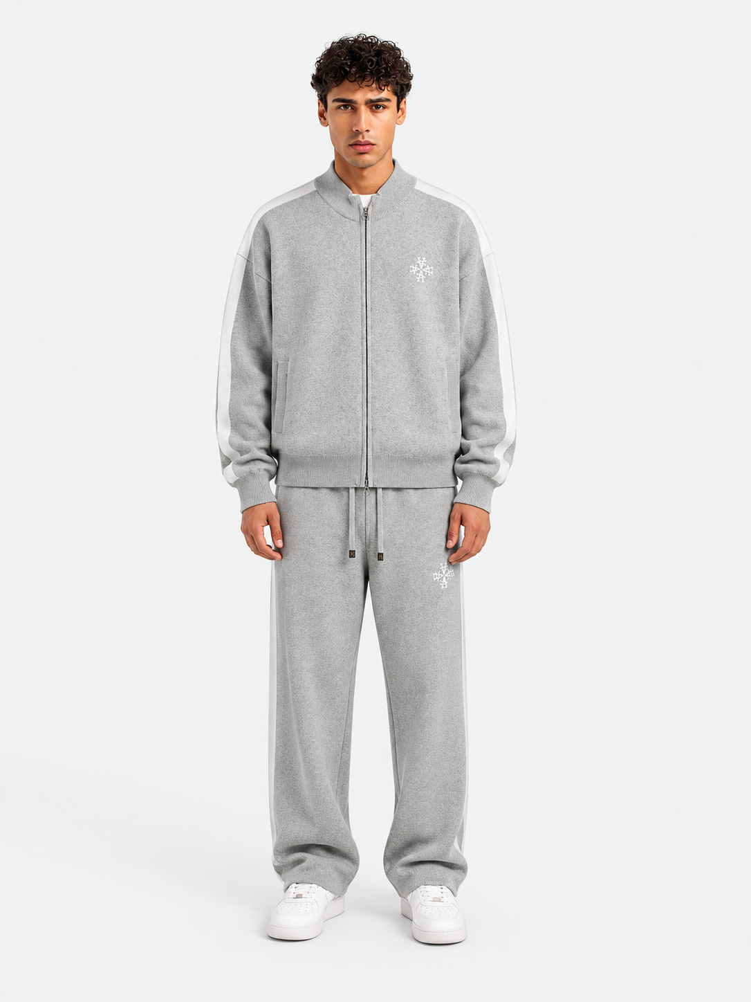 ATNT Tracksuits studio : Pantalon Knitted Gris Signature rayures latérales, vue de face sur fond gris clair