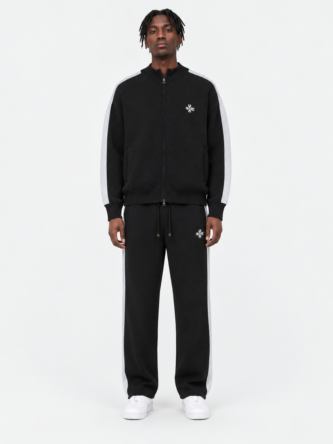 ATNT Tracksuits studio : Veste Knitted Noir Signature rayures latérales, vue de face sur fond gris clair