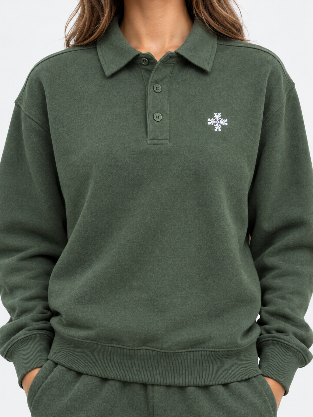 ATNT Tracksuits studio : Sweat Polo Megeve Khaki, détail de la matière sur fond gris clair