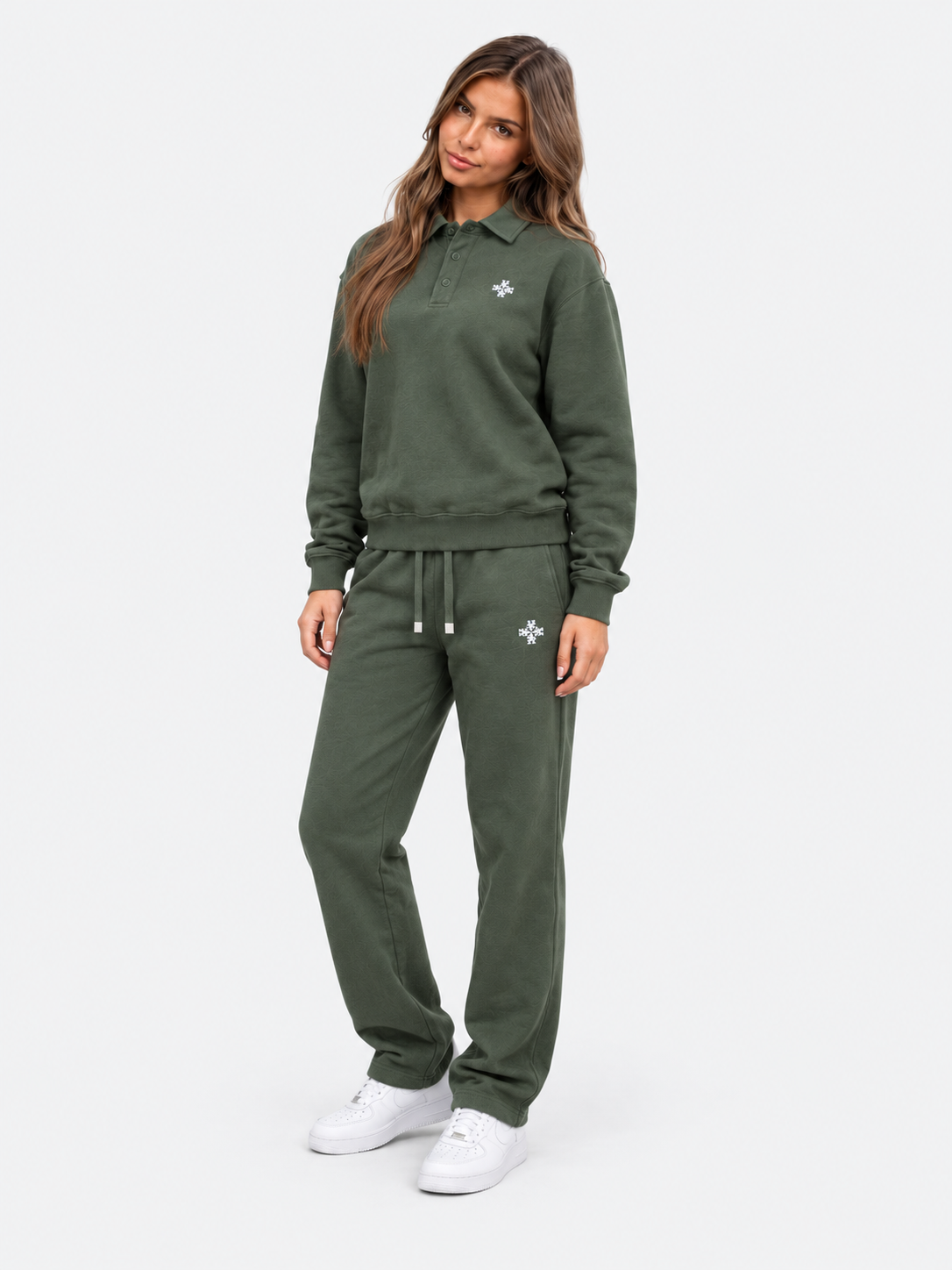 ATNT Tracksuits studio : Sweat Polo Megeve Khaki, vue de trois quarts sur fond gris clair