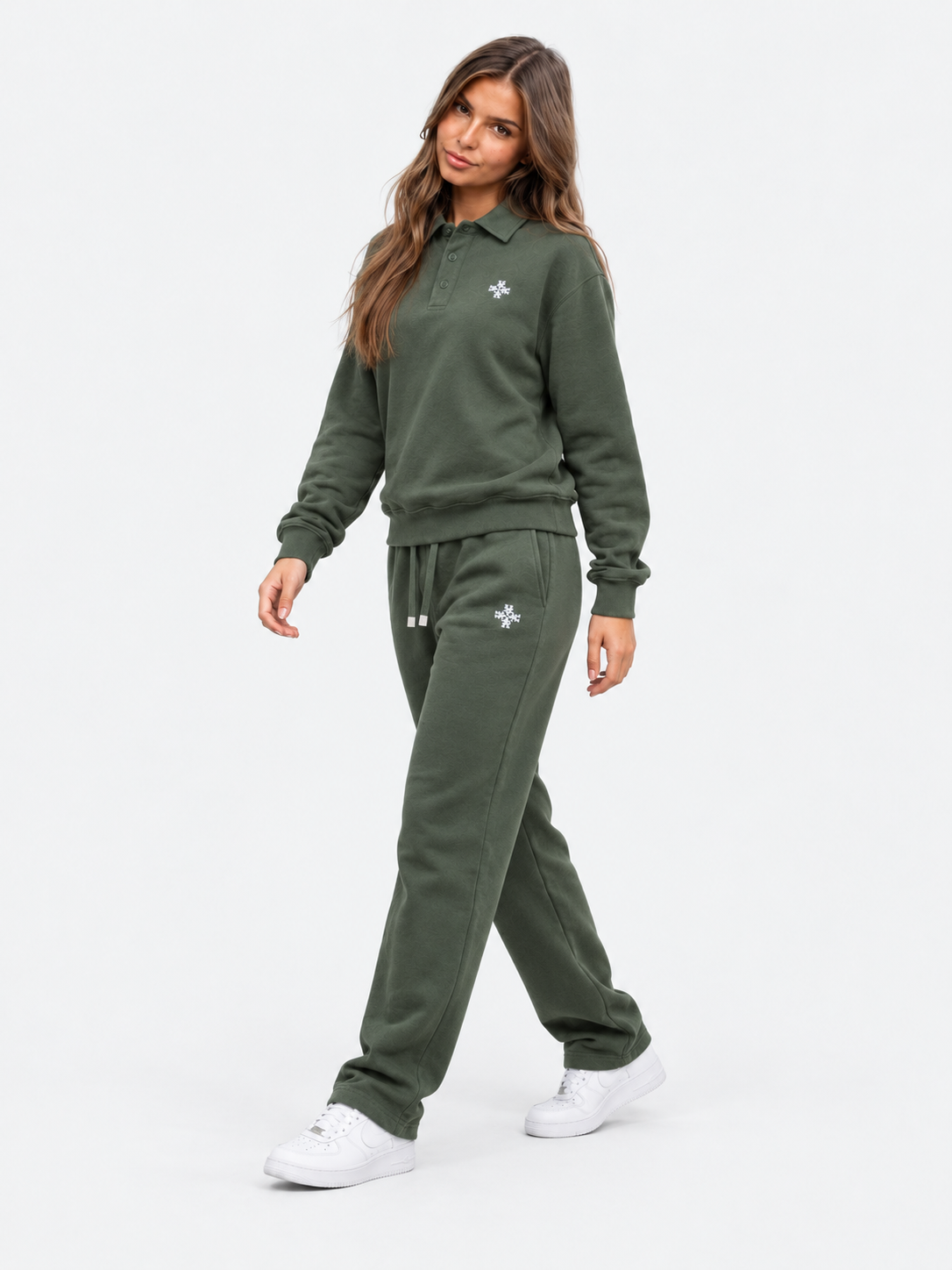 ATNT Tracksuits studio : Sweat Polo Megeve Khaki, vue en mouvement sur fond gris clair