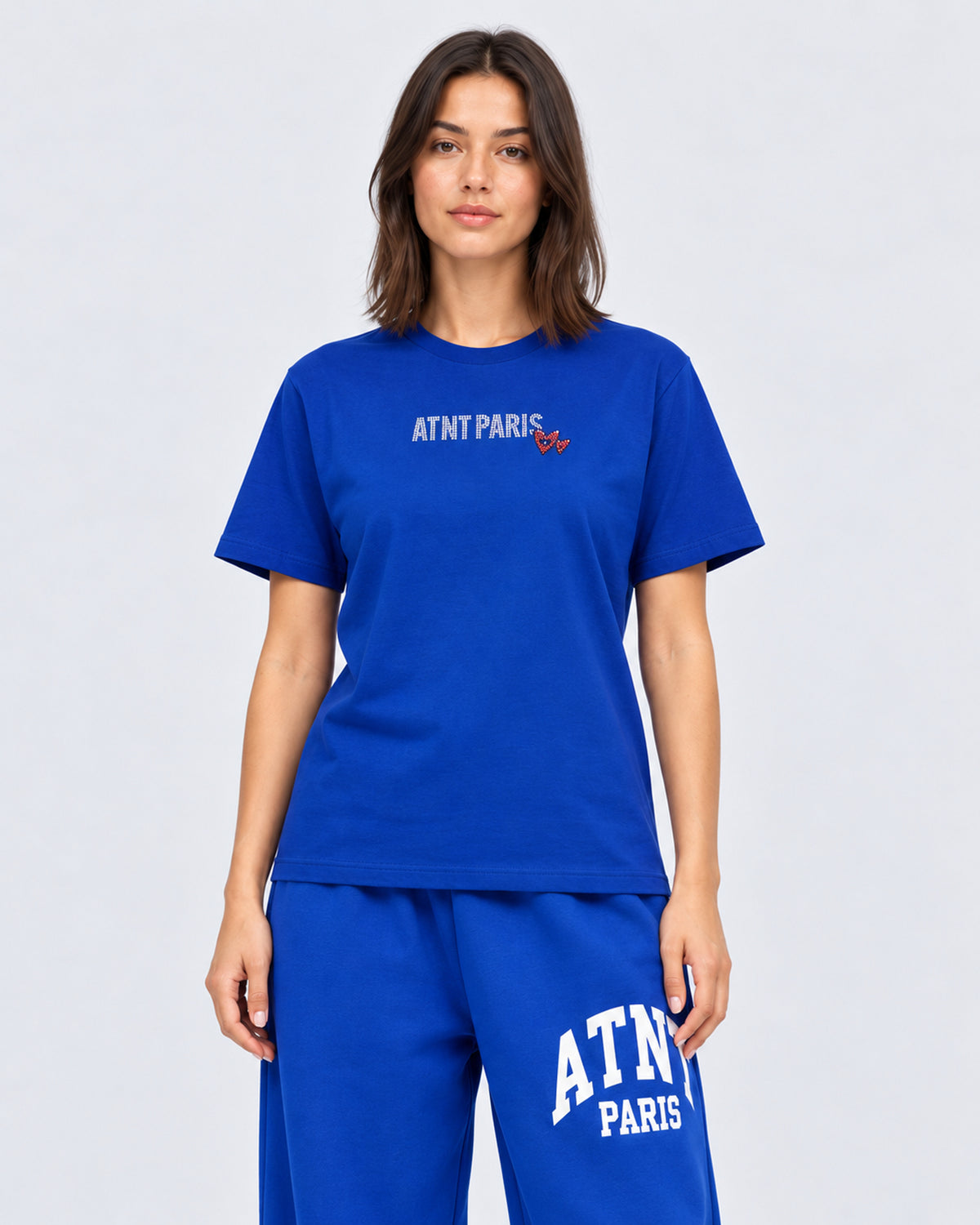 T-shirt Love Heart Strass bleu roi ATNT PARIS — porté de face, plan rapproché — studio gris clair, mannequin femme