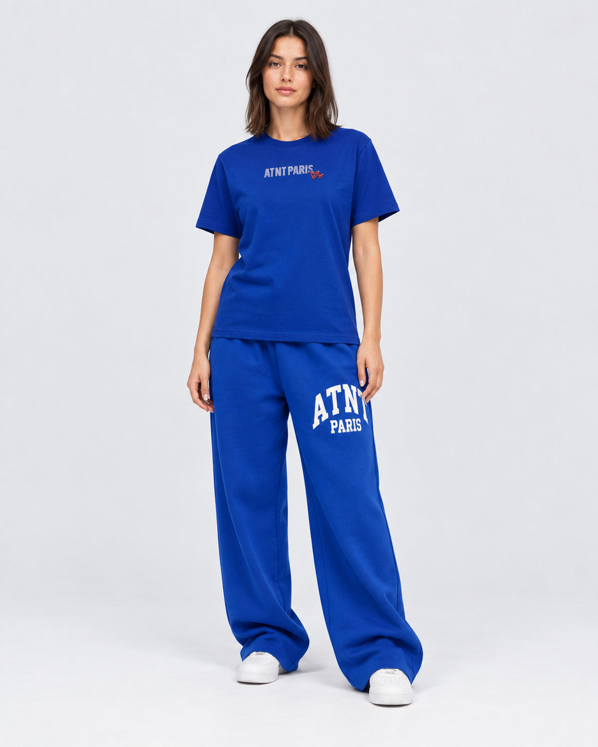 T-shirt Love Heart Strass bleu roi ATNT PARIS — porté de face en pied — studio gris clair, mannequin femme