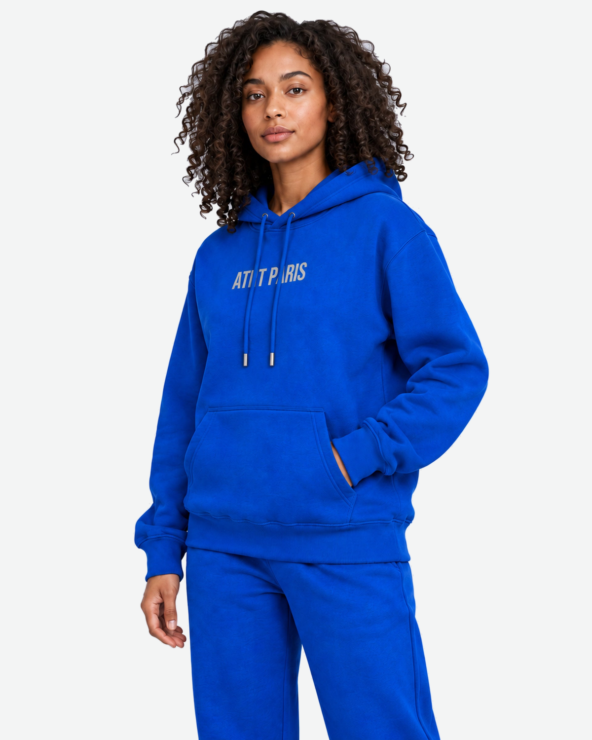 Sweat à Capuche Bleu Roi Dark Angel Strass – ATNT Paris — Pack studio naturel, fond #F3F4F4, vue portée rapprochée de trois-quarts avant. — 1920 × 2400 px