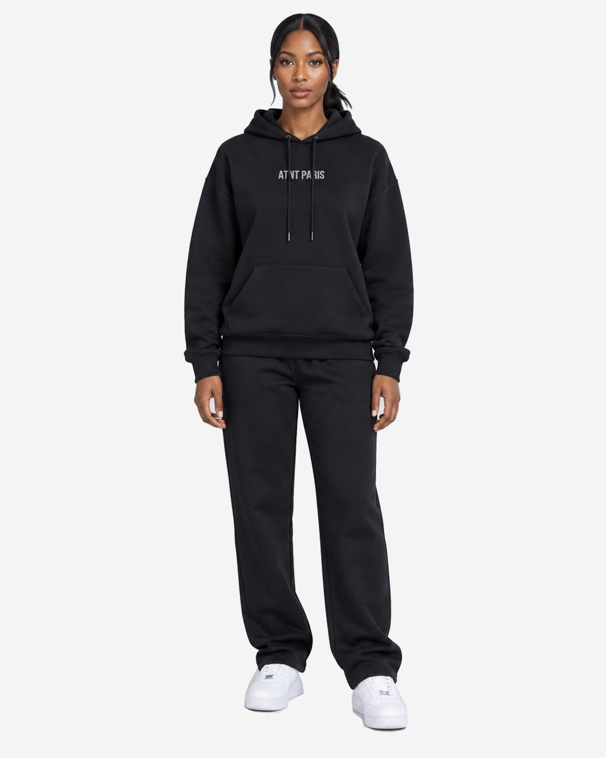 Sweat à Capuche Noir Dark Angel Strass – ATNT Paris — Pack studio naturel, fond #F3F4F4, vue portée en pied de face. — 1920 × 2400 px