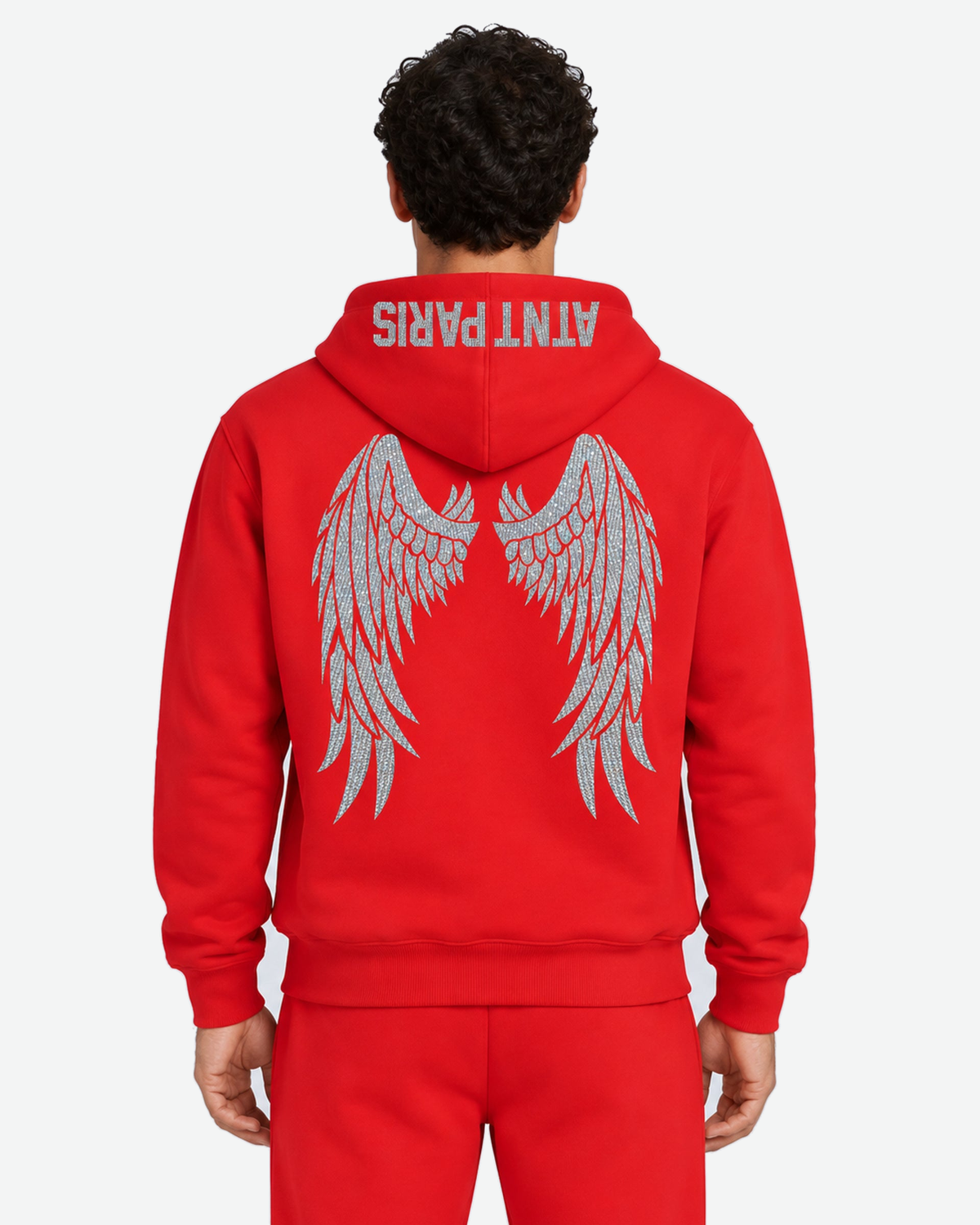 Sweat à Capuche Rouge Dark Angel Strass – ATNT Paris — Pack studio naturel, fond #F3F4F4, vue portée rapprochée de dos. — 1920 × 2400 px