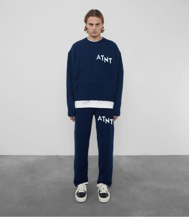 Ensemble pull et jogging bleu marine effet cachemire ATNT PARIS, porté, vue de face.