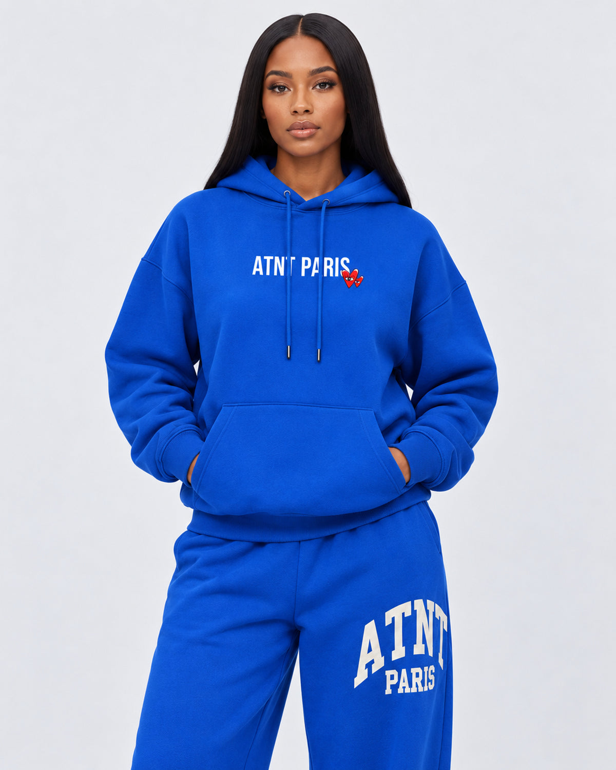 Sweat Capuche Bleu roi Love Heart ATNT PARIS — Pack studio naturel — mannequin femme, vue de face rapprochée — fond gris clair