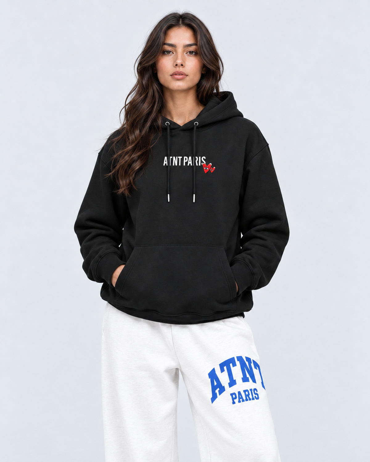 Sweat Capuche Noir Love Heart ATNT PARIS — Pack studio naturel — mannequin femme, vue de face rapprochée — fond gris clair