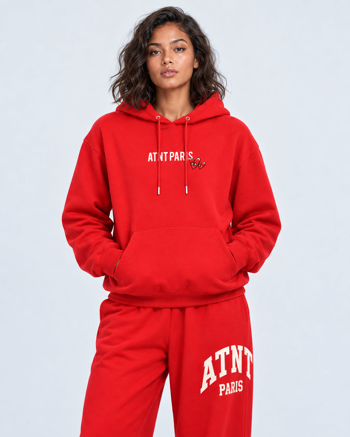Sweat Capuche Rouge Love Heart ATNT PARIS — Pack studio naturel — mannequin femme, vue de face rapprochée — fond gris clair
