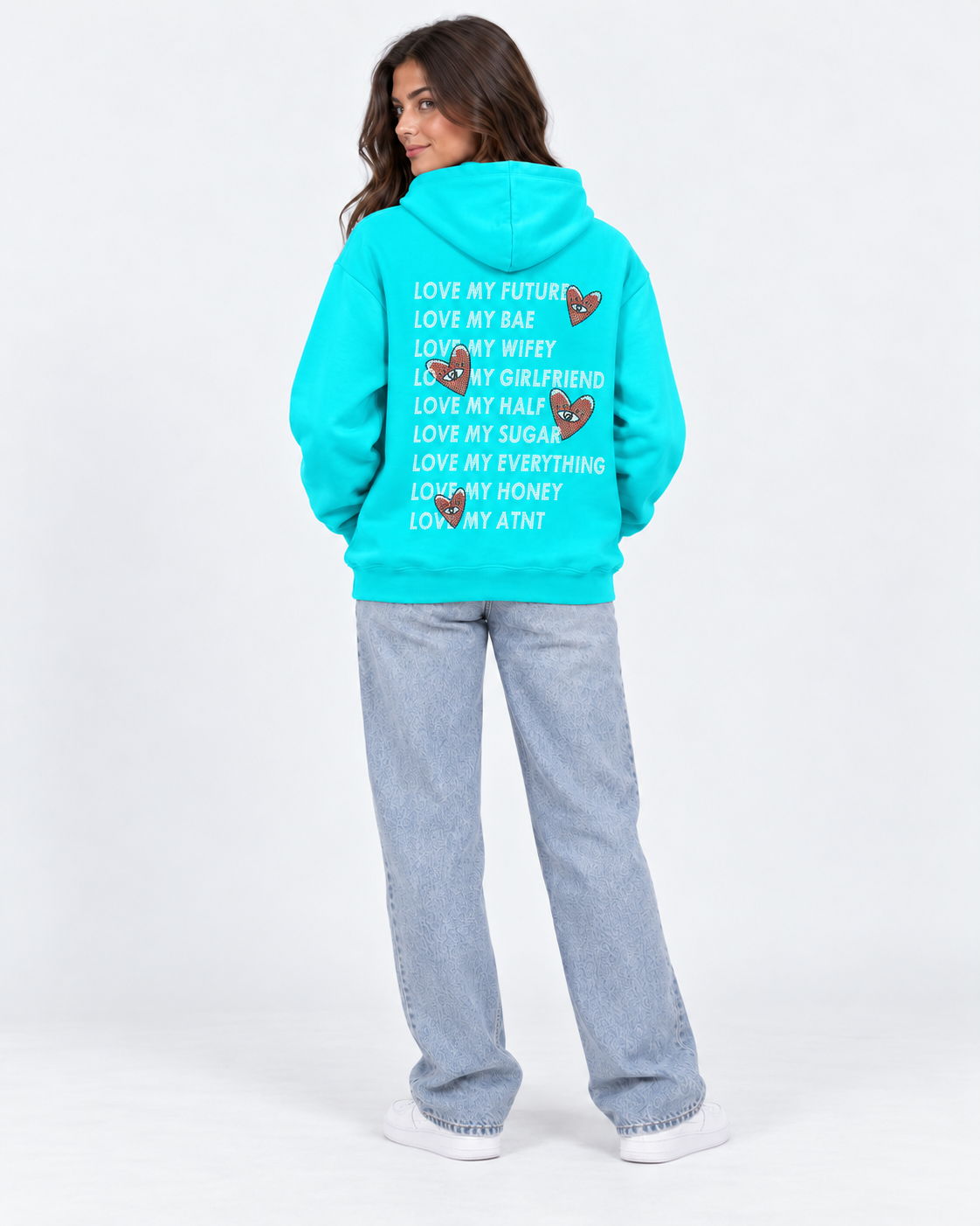 Sweat Love Heart Strass bleu tiffany ATNT PARIS porté en studio clair, mannequin femme en pied, vue de dos