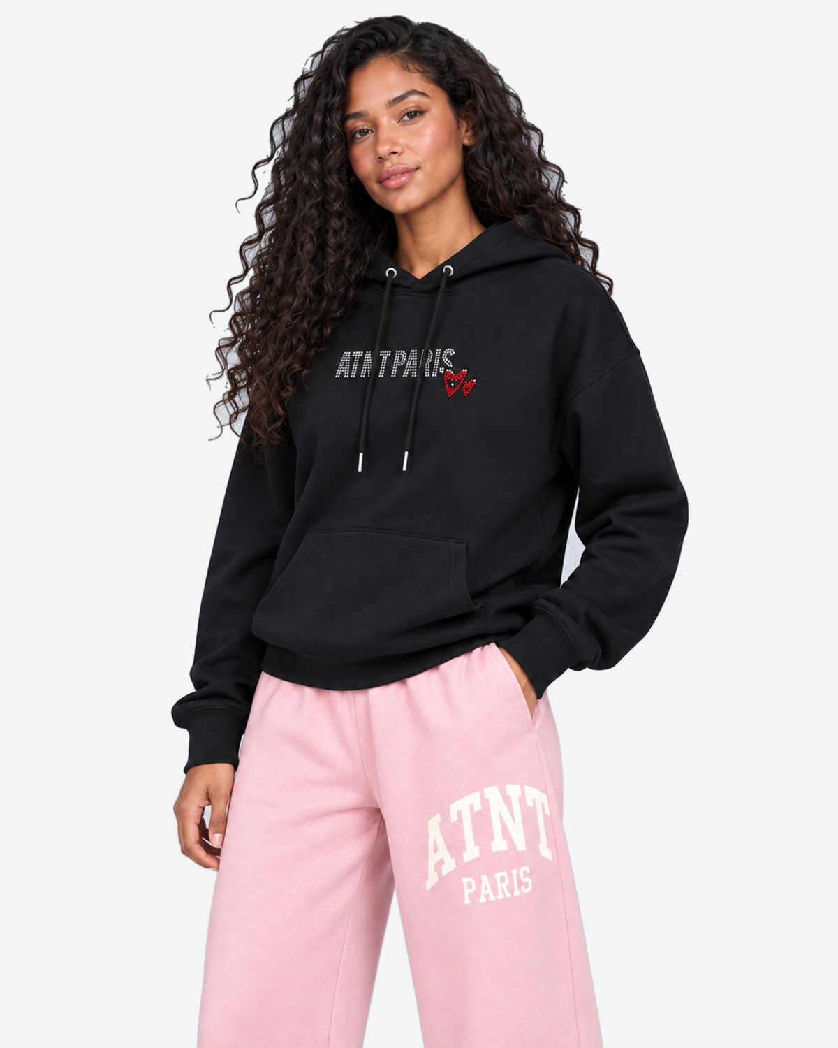 Sweat Capuche Noir Love heart Strass — vue de trois-quarts — fond #F3F4F4, 1920 × 2400 px