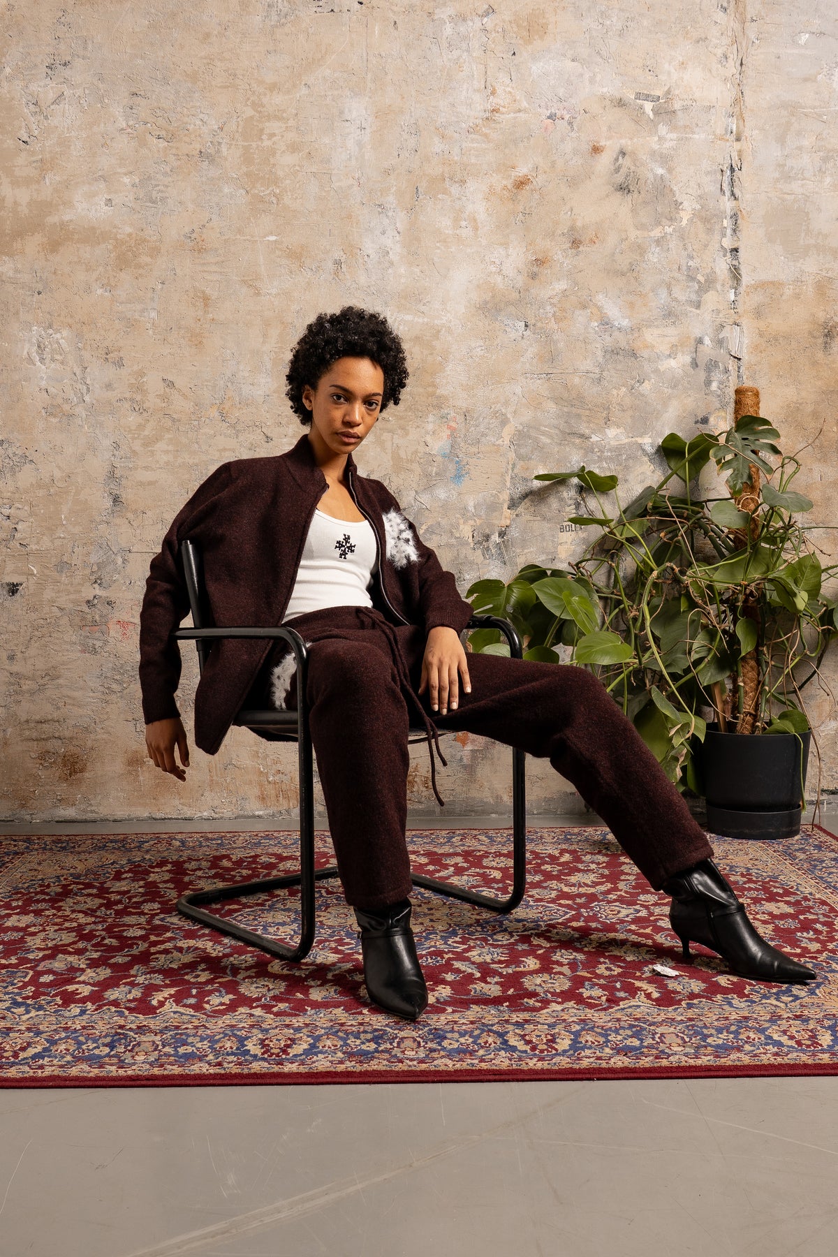 Pantalon de jogging en maille fluffy monogramme signature bordeaux ATNT PARIS, porté.