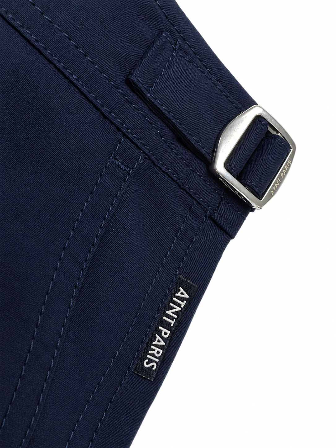 Short riviera bleu marine ATNT PARIS, détail de la patte de réglage et de l’étiquette.