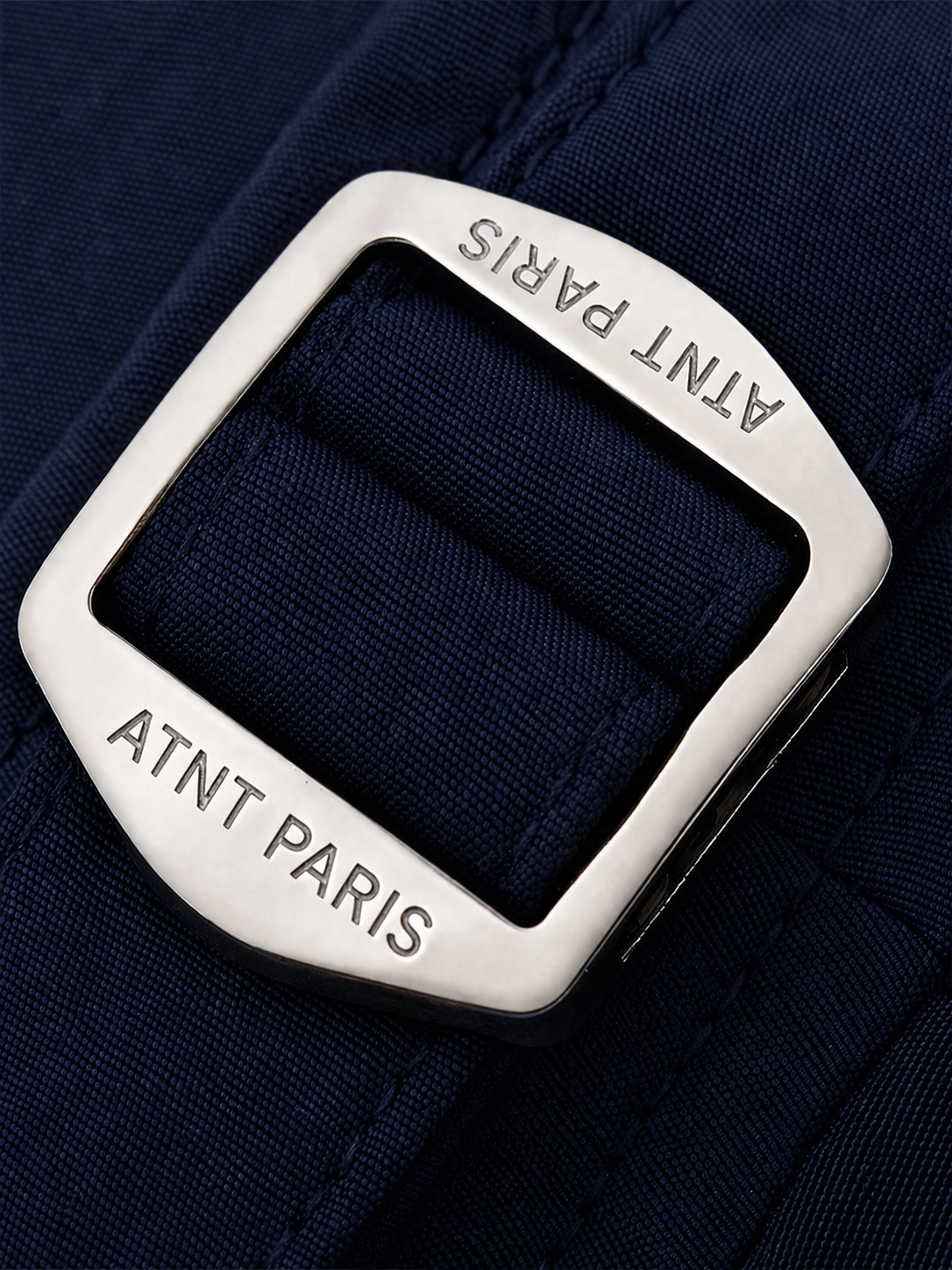 Short riviera bleu marine ATNT PARIS, détail de la boucle de réglage gravée ATNT PARIS.