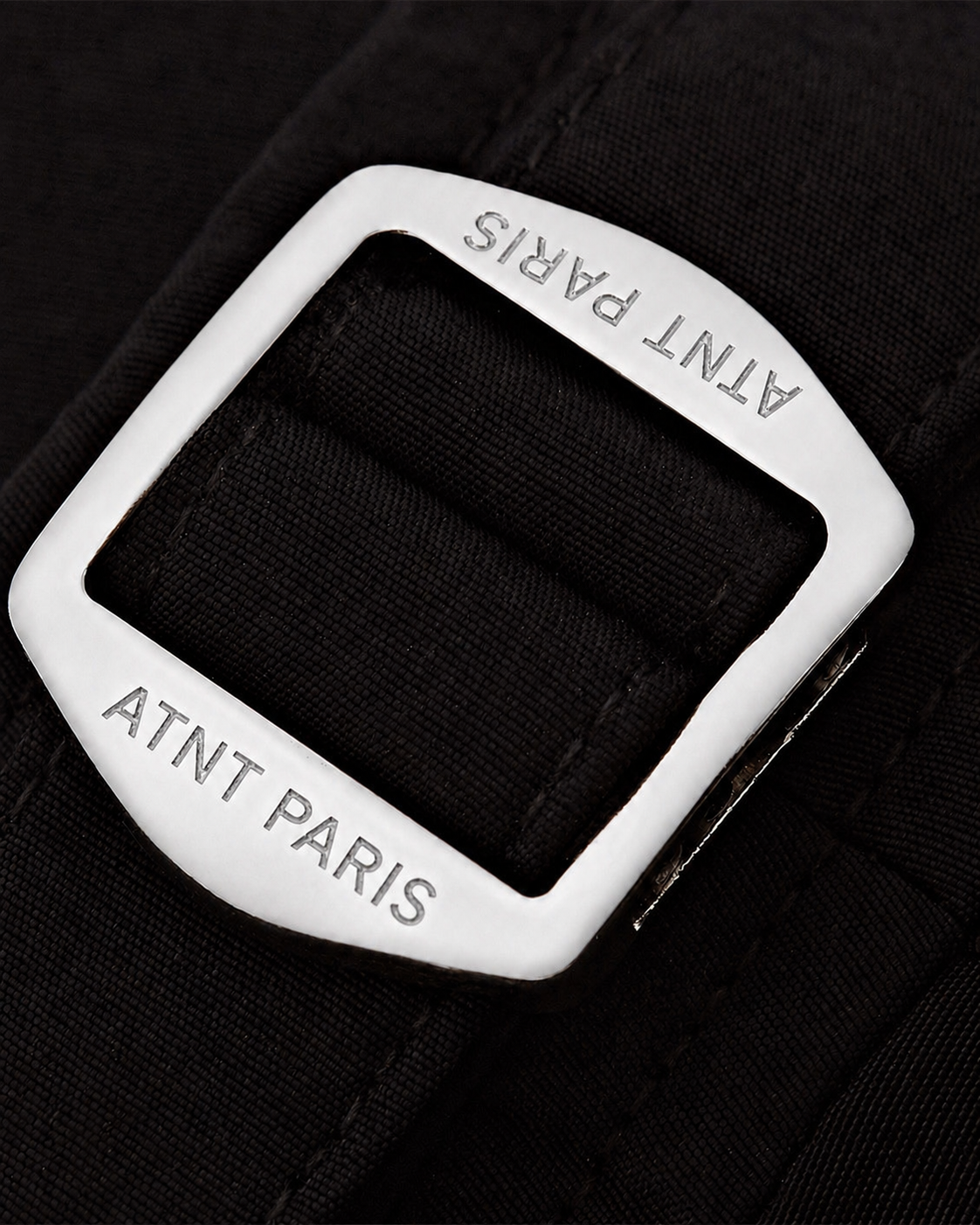 Short riviera noir ATNT PARIS, détail de la boucle de réglage gravée ATNT PARIS.