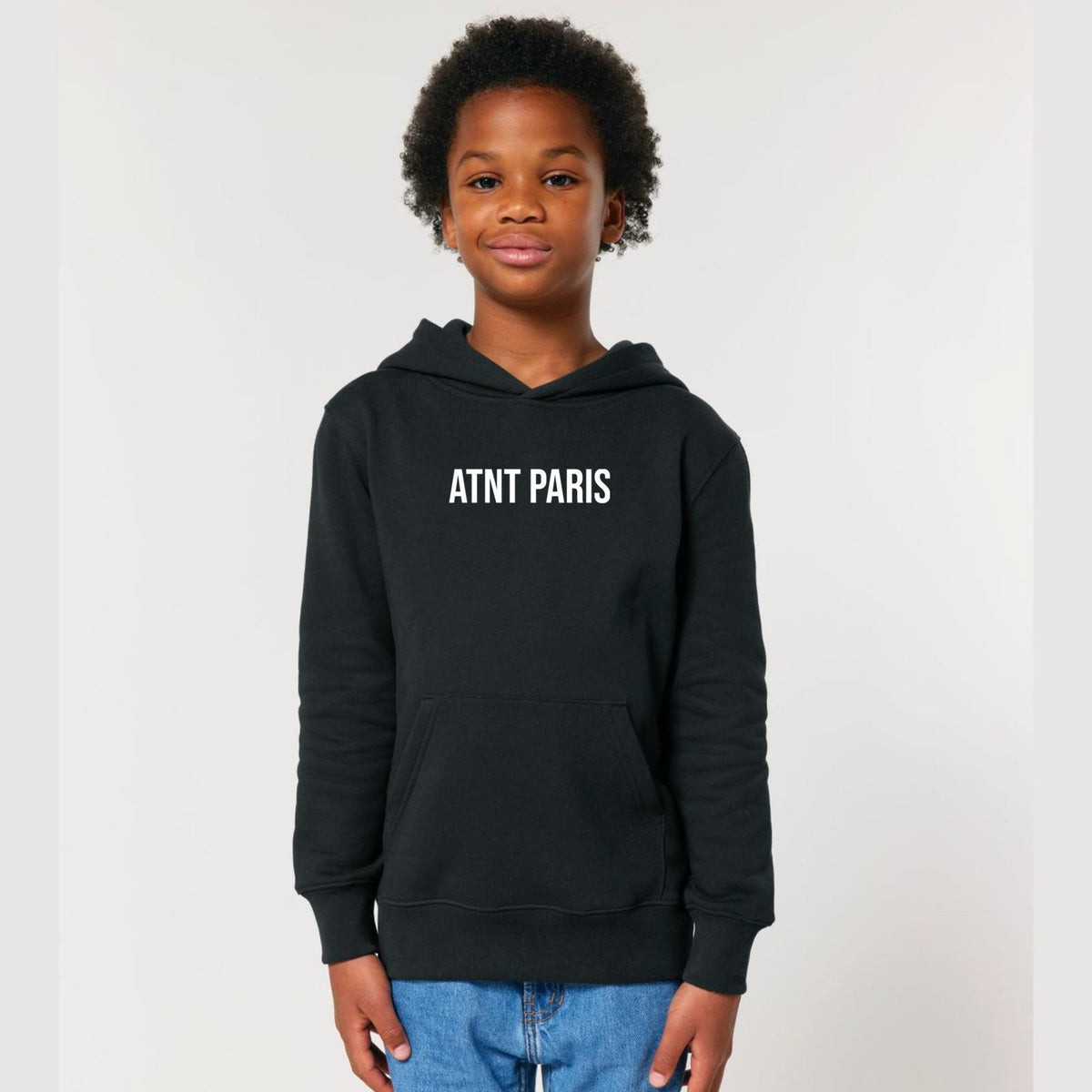 Sweat à capuche noir enfant atnt logo ATNT PARIS, porté, vue de face.