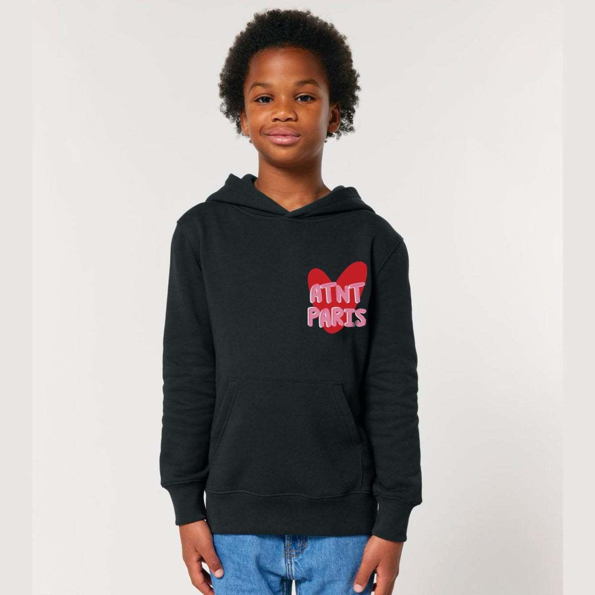Sweat à capuche noir enfant trust love ATNT PARIS, porté, vue de face.
