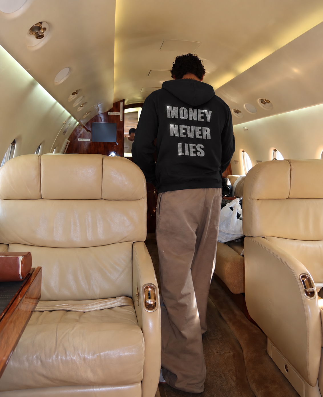 Sweat à capuche noir Money Never Lies ATNT PARIS, porté, vue de dos.