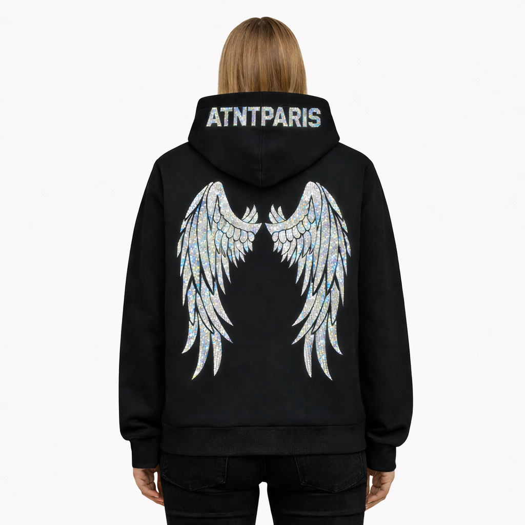 Sweat à capuche noir Dark Angel Strass ATNT PARIS, porté de dos, avec ailes en strass.