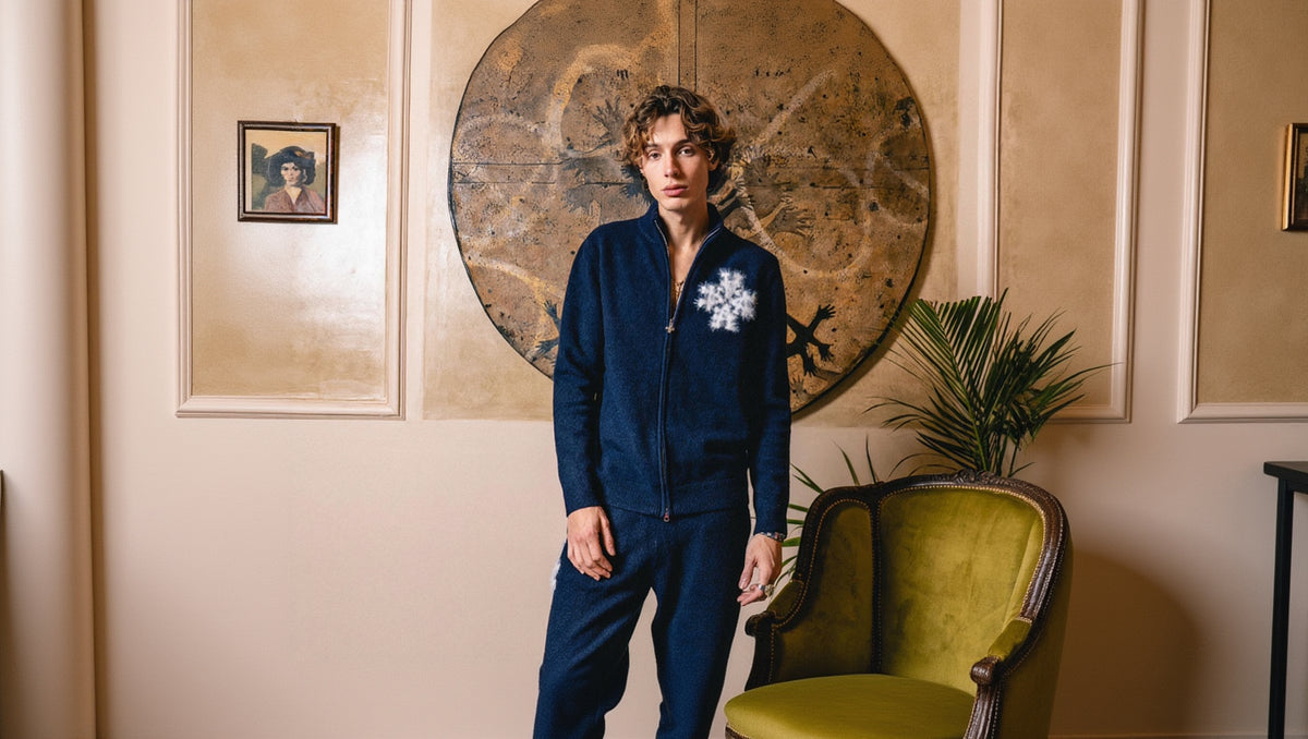 Sweat zippé en maille fluffy monogramme signature bleu marine ATNT PARIS, porté, vue de face.