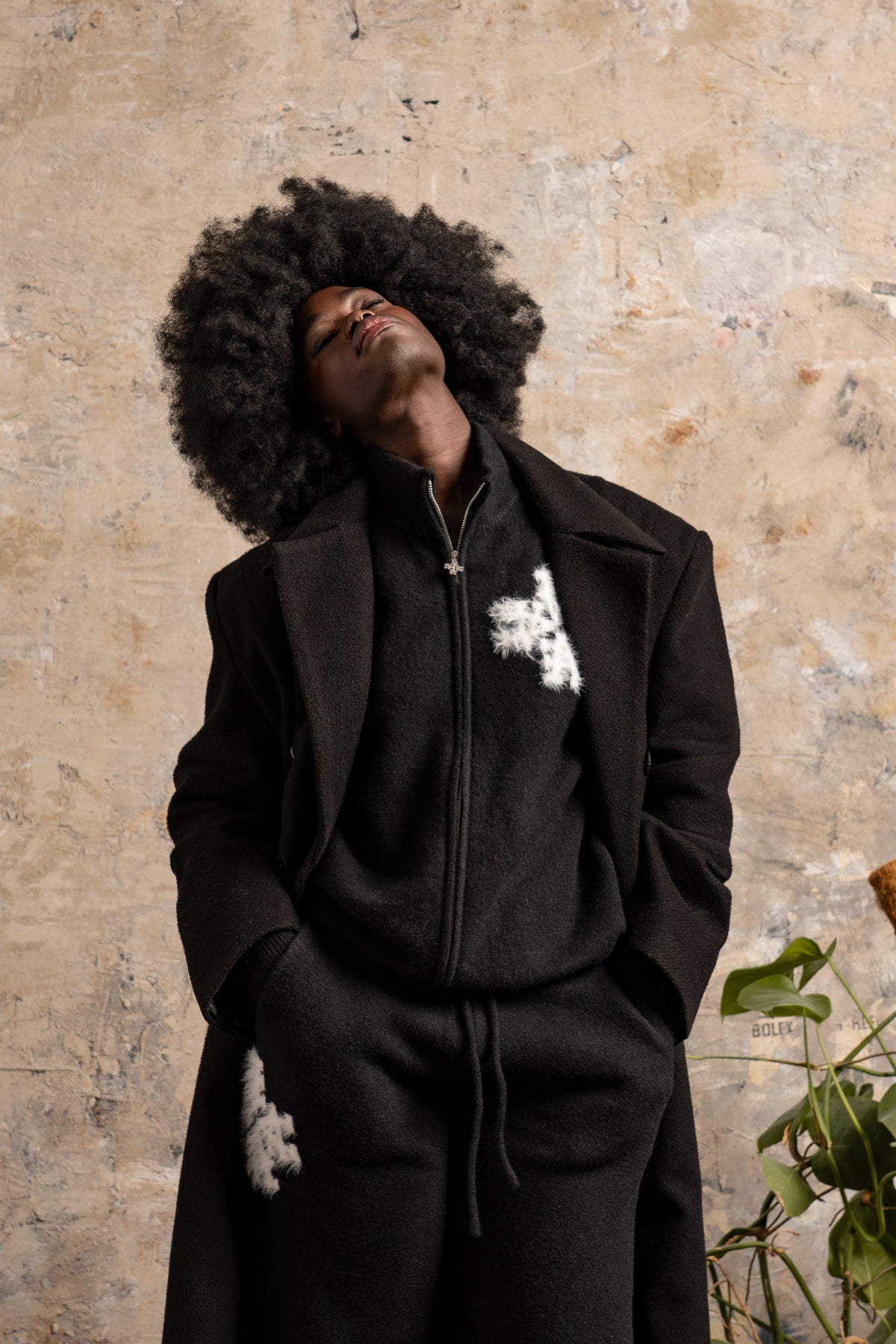 Sweat zippé en maille fluffy monogramme signature noir ATNT PARIS, porté, vue de face.