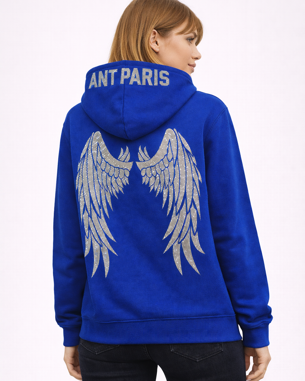 Sweat à capuche bleu ATNT Paris porté par mannequin femme mince, vue dos trois-quarts, ailes d’ange en strass argent, photo studio fond blanc
