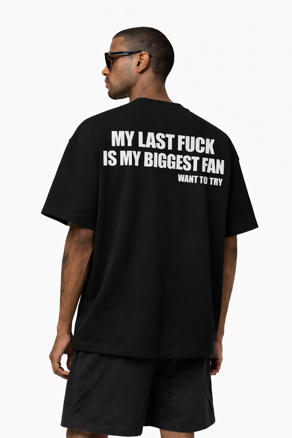 T-shirt boxy noir my last f*ck is my biggest fan ATNT PARIS, porté, vue de dos.
