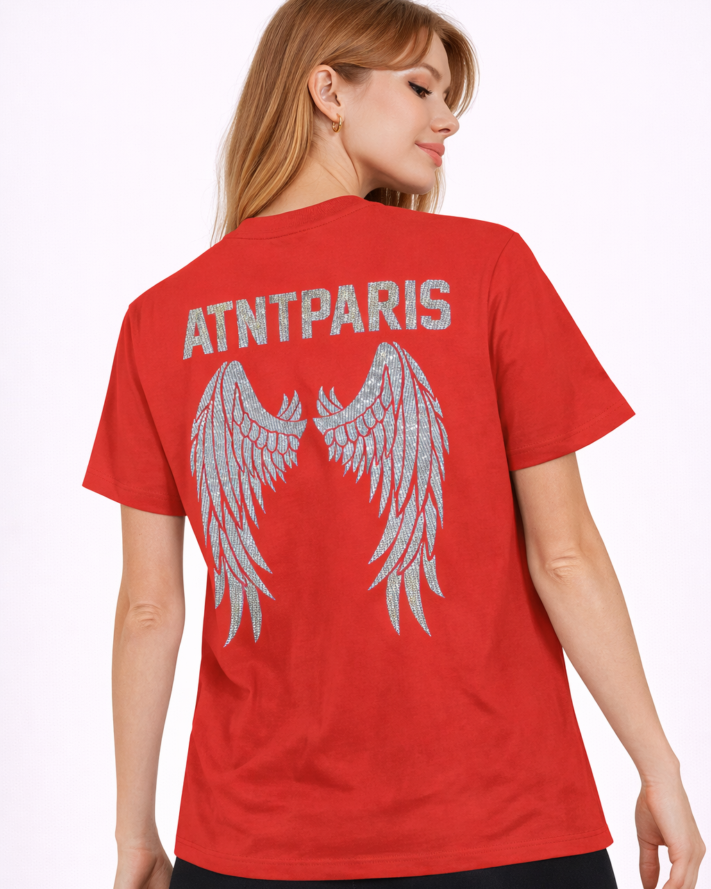 T-shirt unisexe rouge Dark Angel Strass ATNT PARIS, porté de dos, avec ailes en strass.