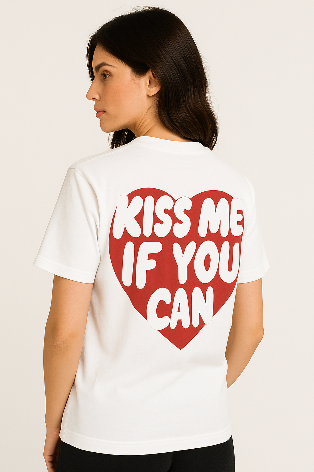 T-shirt Kiss Me If You Can blanc ATNT PARIS, porté, vue de dos.