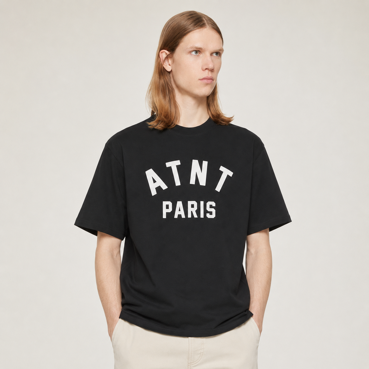 T-shirt noir arche ATNT PARIS, porté, vue de face.
