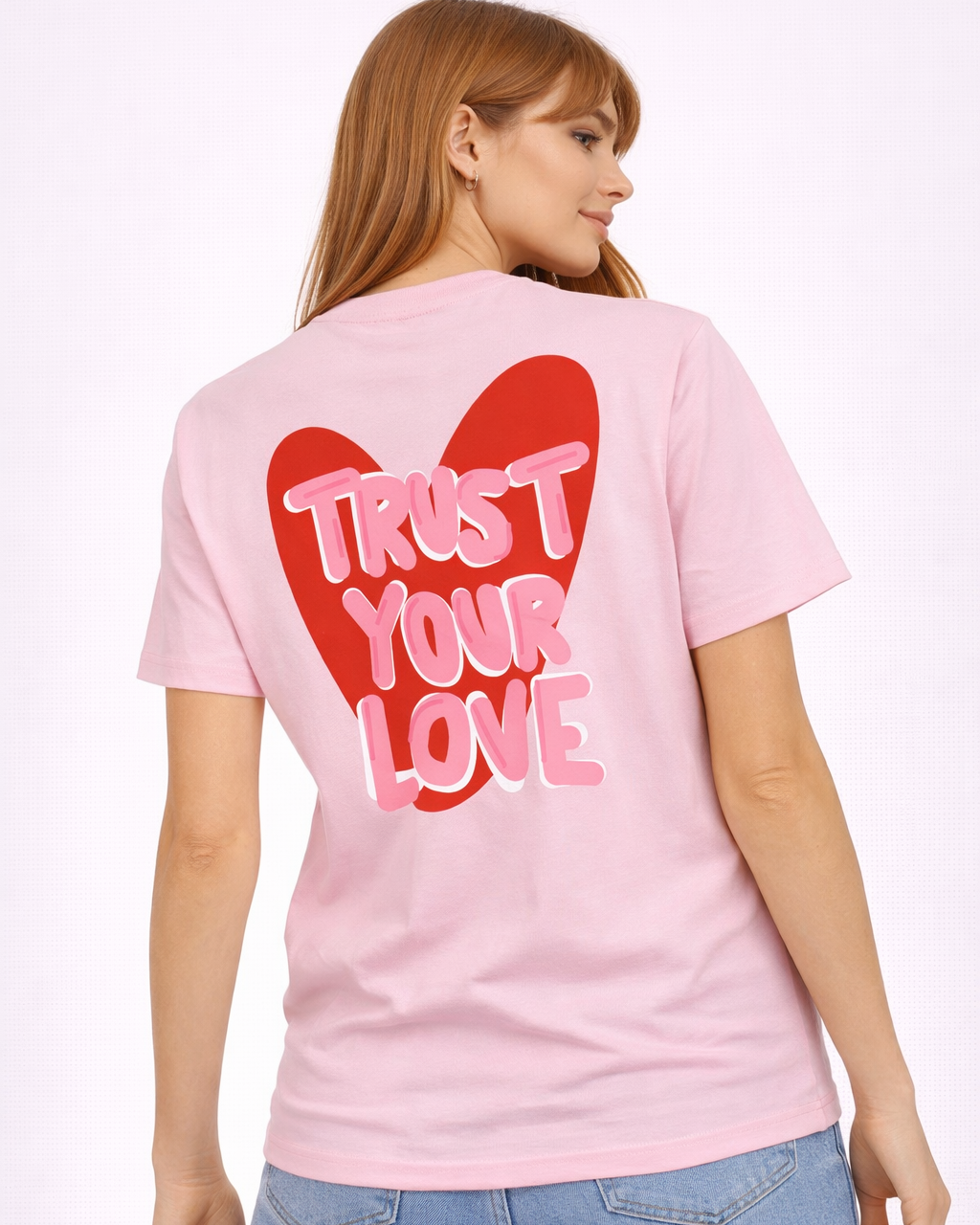 T-shirt rose unisexe trust love ATNT PARIS, porté, vue de dos.