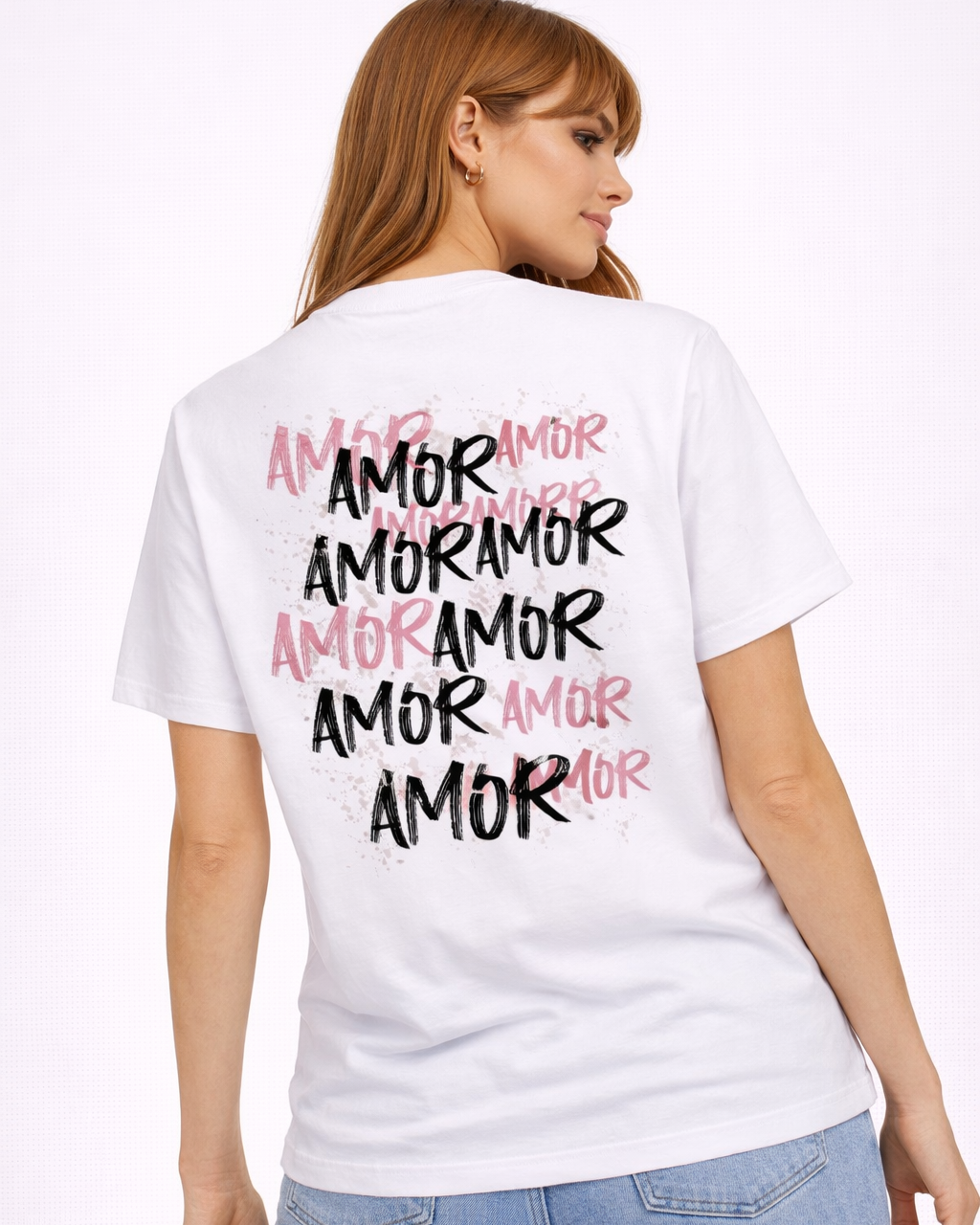 T-shirt blanc unisexe ATNT Paris porté de dos, imprimé typographique “AMOR” en noir et rose, style streetwear premium