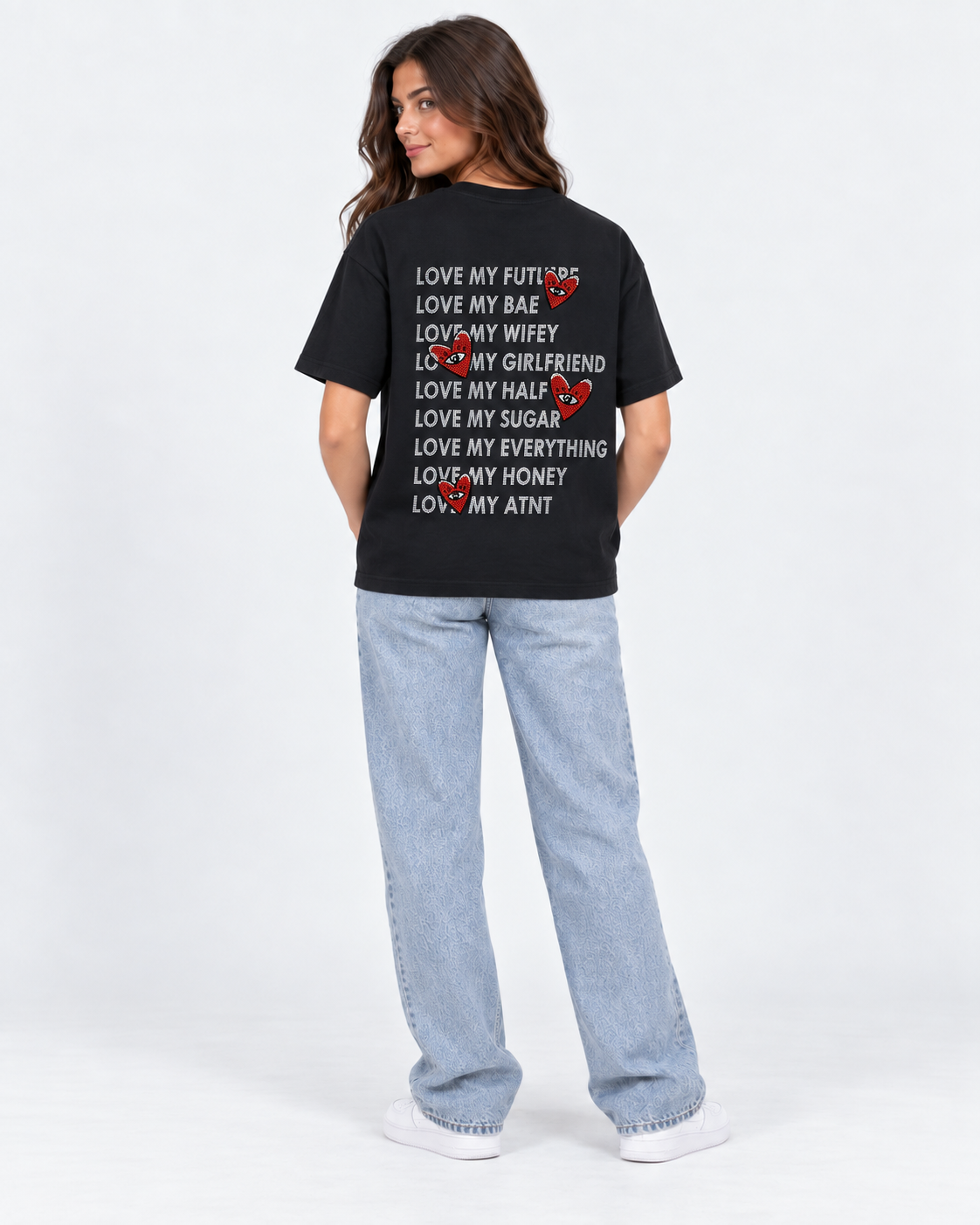 T-shirt Love Heart Strass noir ATNT PARIS porté en studio clair, mannequin femme en pied, vue de dos